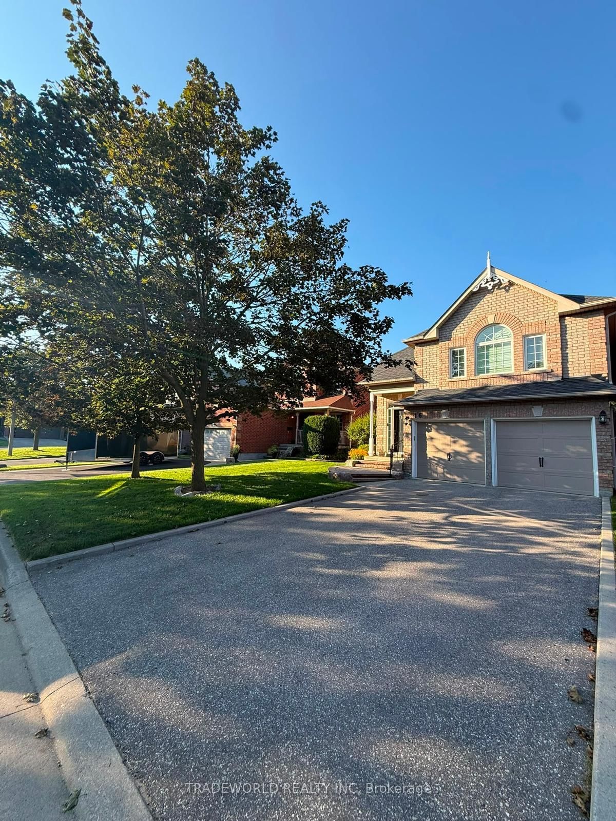 16 Chessman Court • Whitchurch-Stouffville, ON photo 4