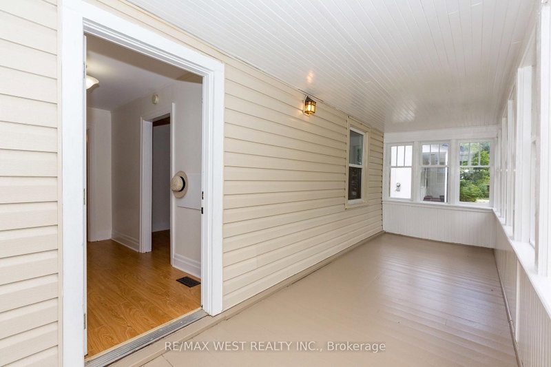 175 Wellington Street W