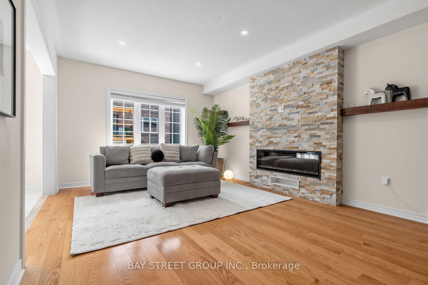 37 Mynden Way • Newmarket, ON photo 8