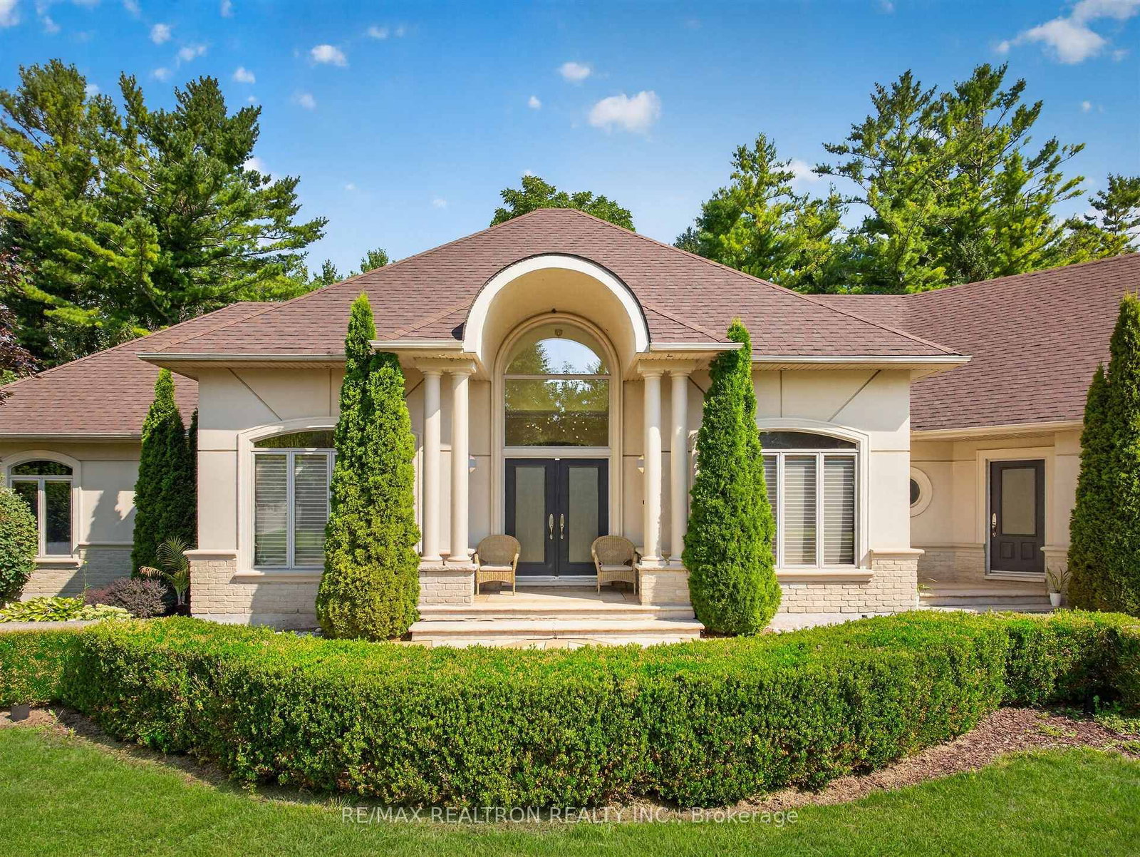 24 Maplehyrn Avenue • East Gwillimbury, ON photo 3