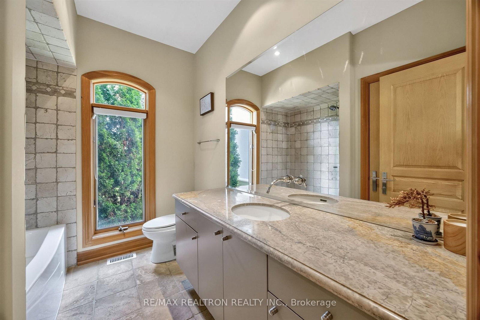 24 Maplehyrn Avenue • East Gwillimbury, ON photo 31