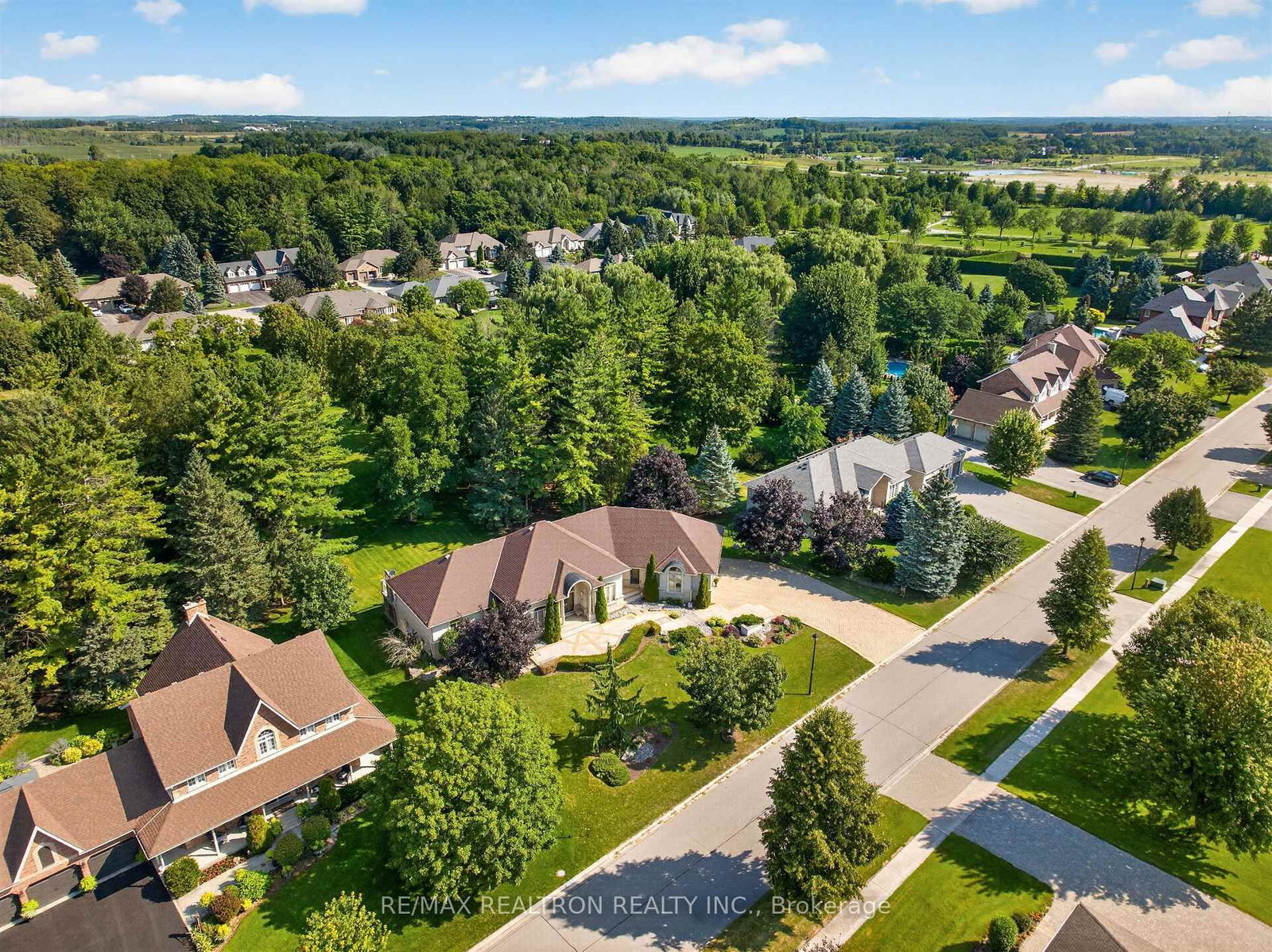 24 Maplehyrn Avenue • East Gwillimbury, ON photo 4
