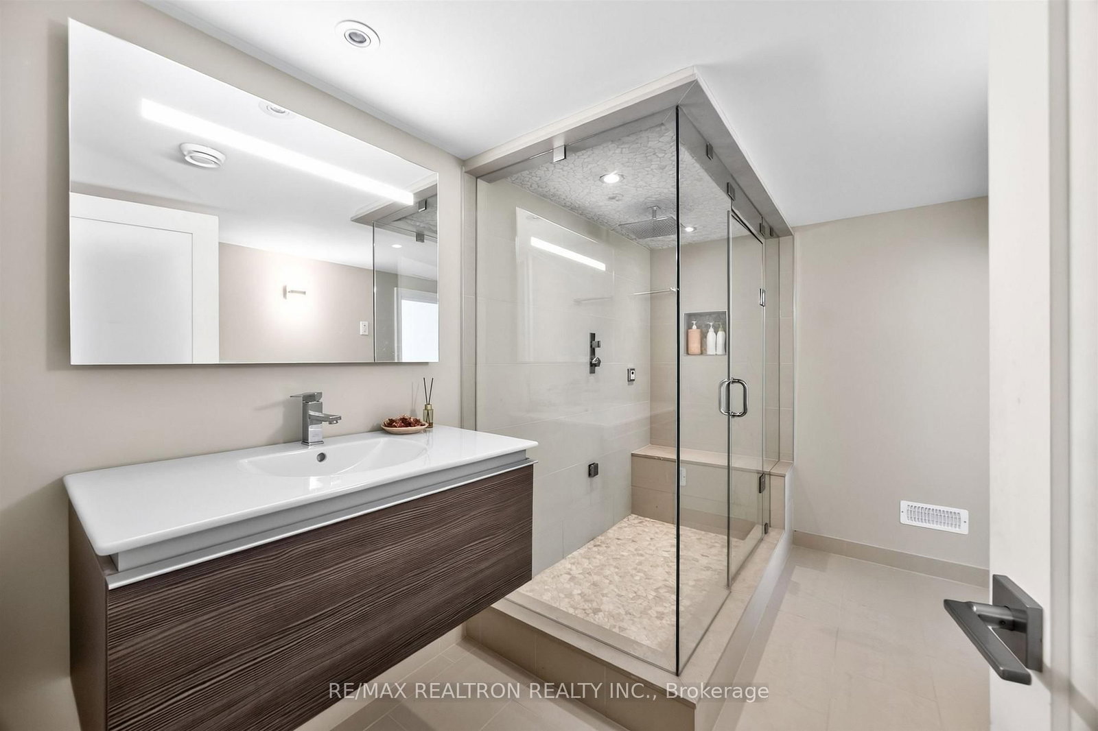 24 Maplehyrn Avenue • East Gwillimbury, ON photo 41