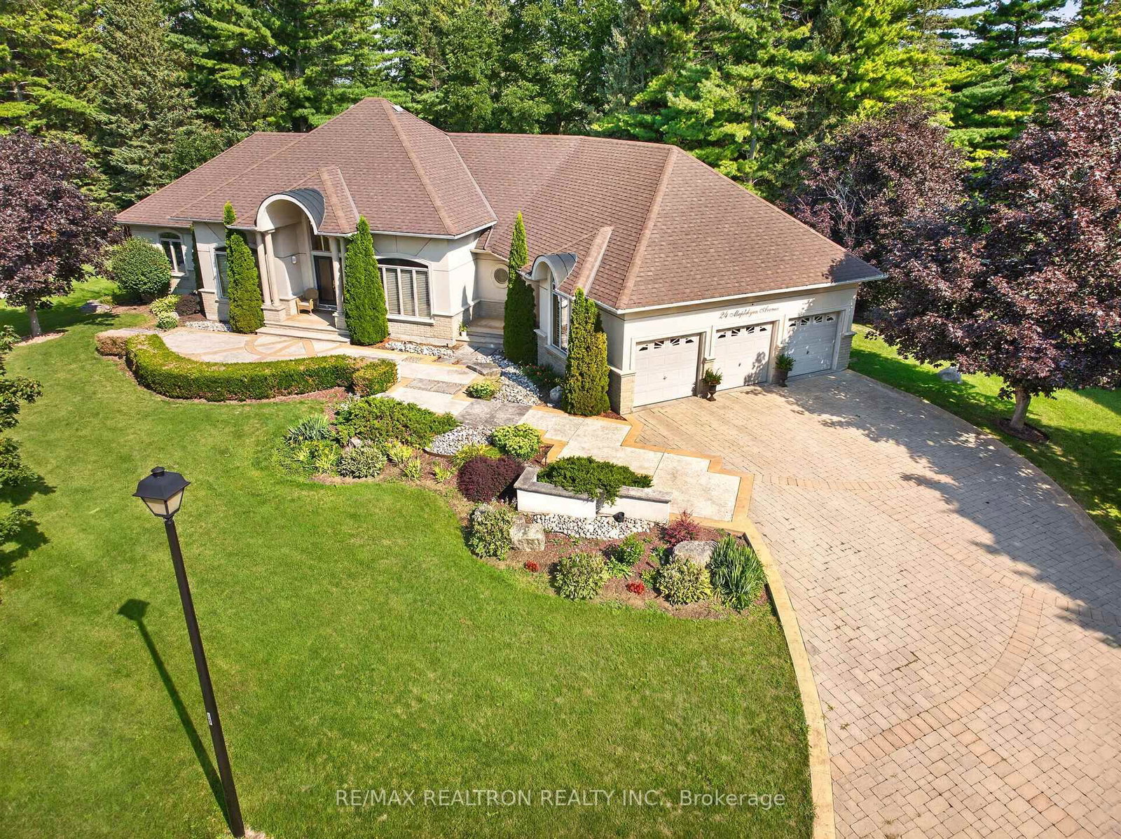 24 Maplehyrn Avenue • East Gwillimbury, ON photo 5