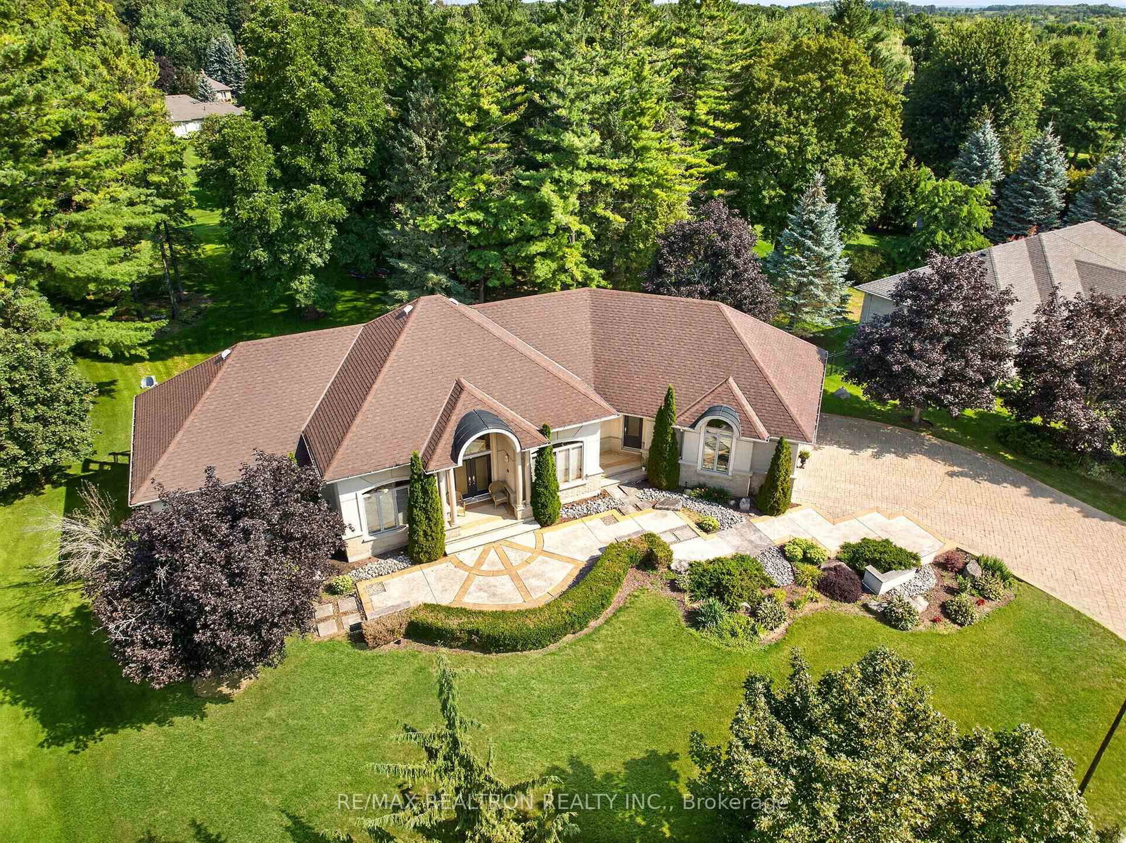 24 Maplehyrn Avenue • East Gwillimbury, ON photo 6