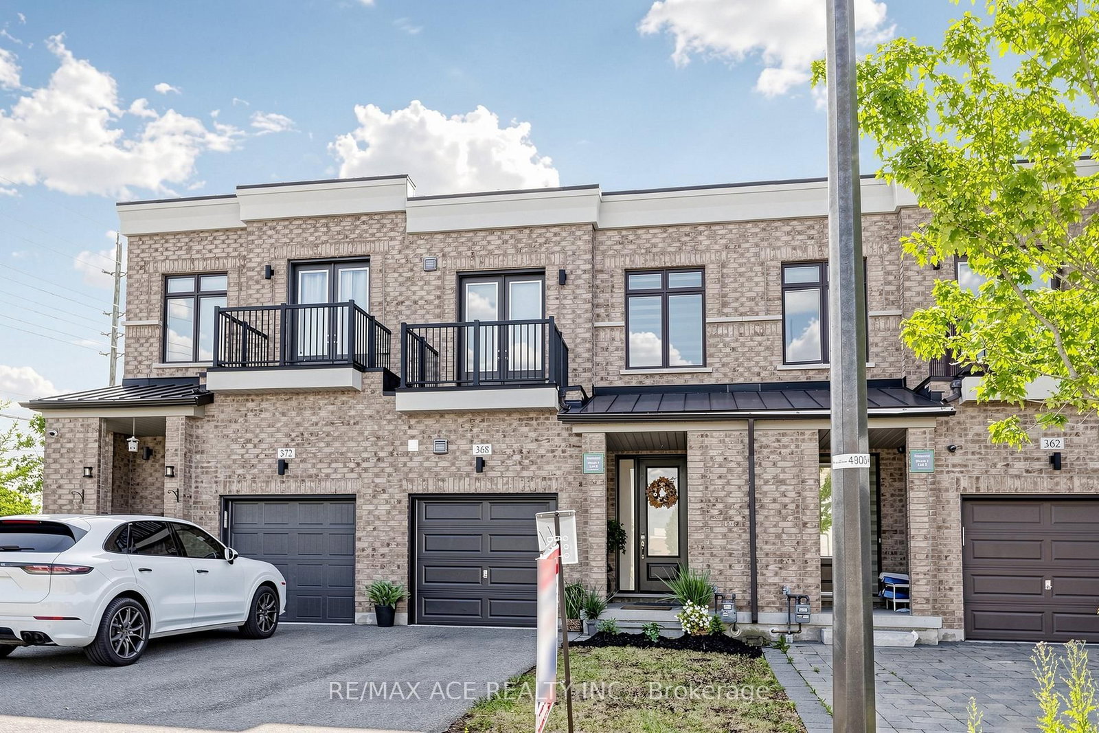 368 Elyse Court • Aurora, ON photo 2