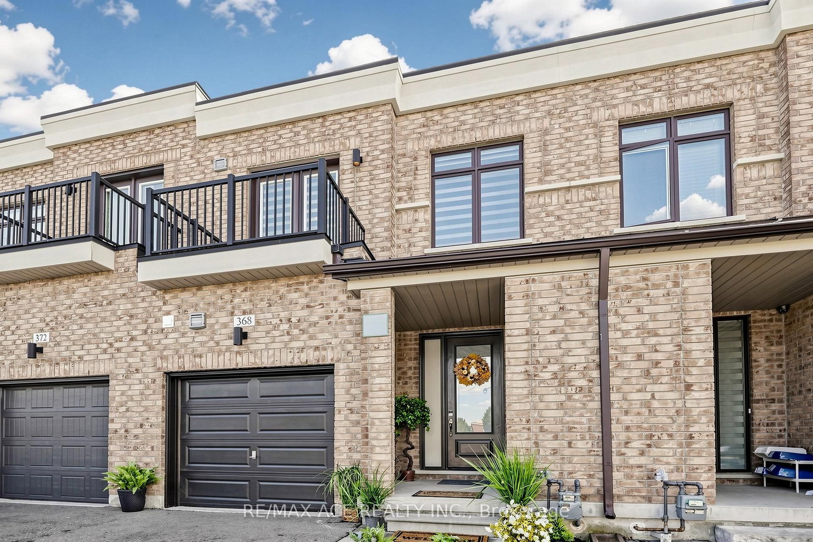 368 Elyse Court • Aurora, ON photo 3