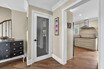 411 Butler Court • Aurora, ON photo 7