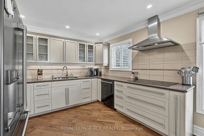 411 Butler Court • Aurora, ON photo 8