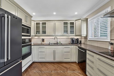 411 Butler Court • Aurora, ON photo 9