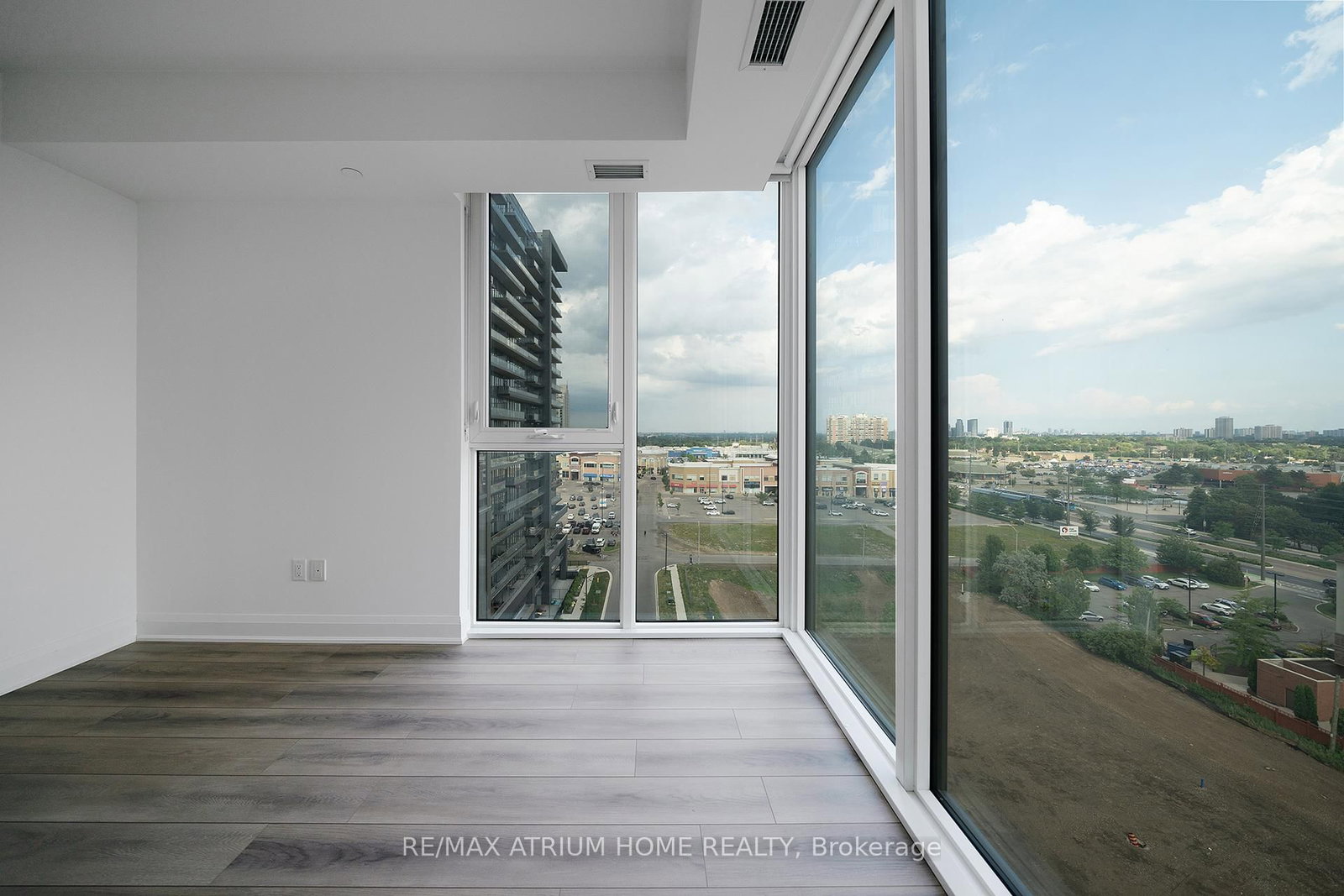 10 Gatineau Drive • #1004 • Vaughan, ON photo 9