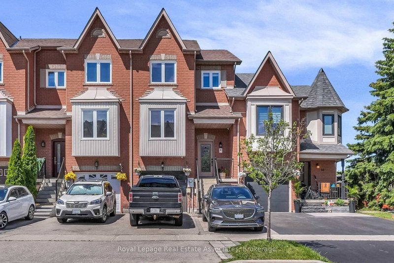 8 Prestwick Avenue