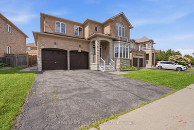 526 Mavrinac Boulevard • Aurora, ON photo 3