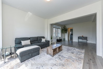30 Magnolia Avenue N • Adjala-Tosorontio, ON photo 4