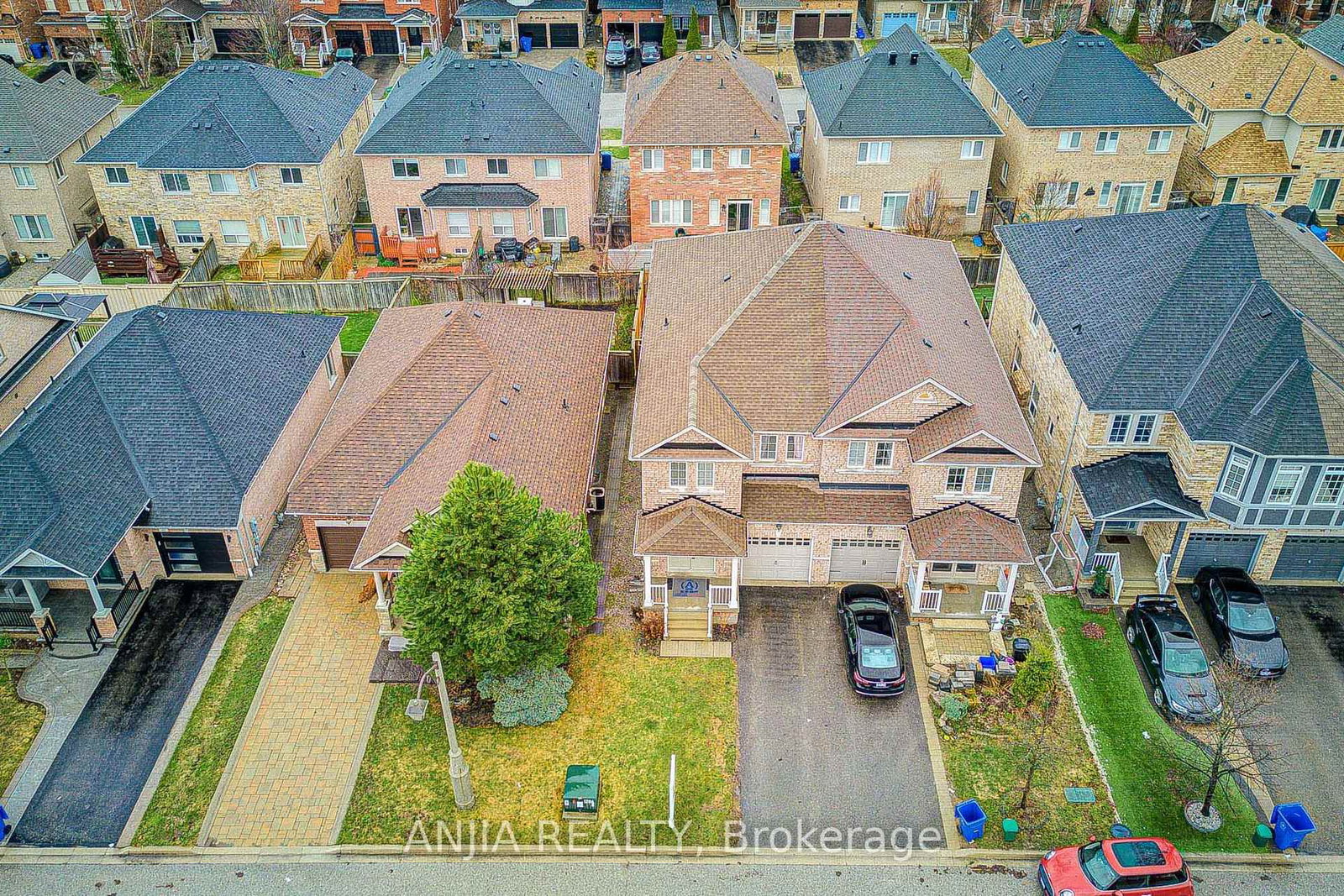 29 Butterwood Lane • Whitchurch-Stouffville, ON photo 4
