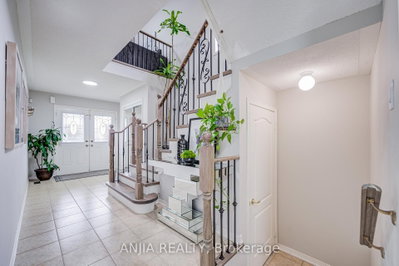 29 Butterwood Lane • Whitchurch-Stouffville, ON photo 6