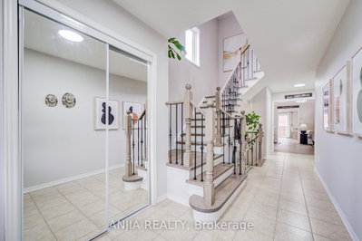 29 Butterwood Lane • Whitchurch-Stouffville, ON photo 7