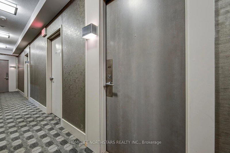 7165 Yonge St photo 4