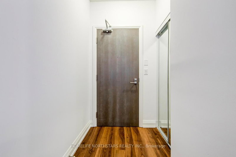 7165 Yonge St photo 5