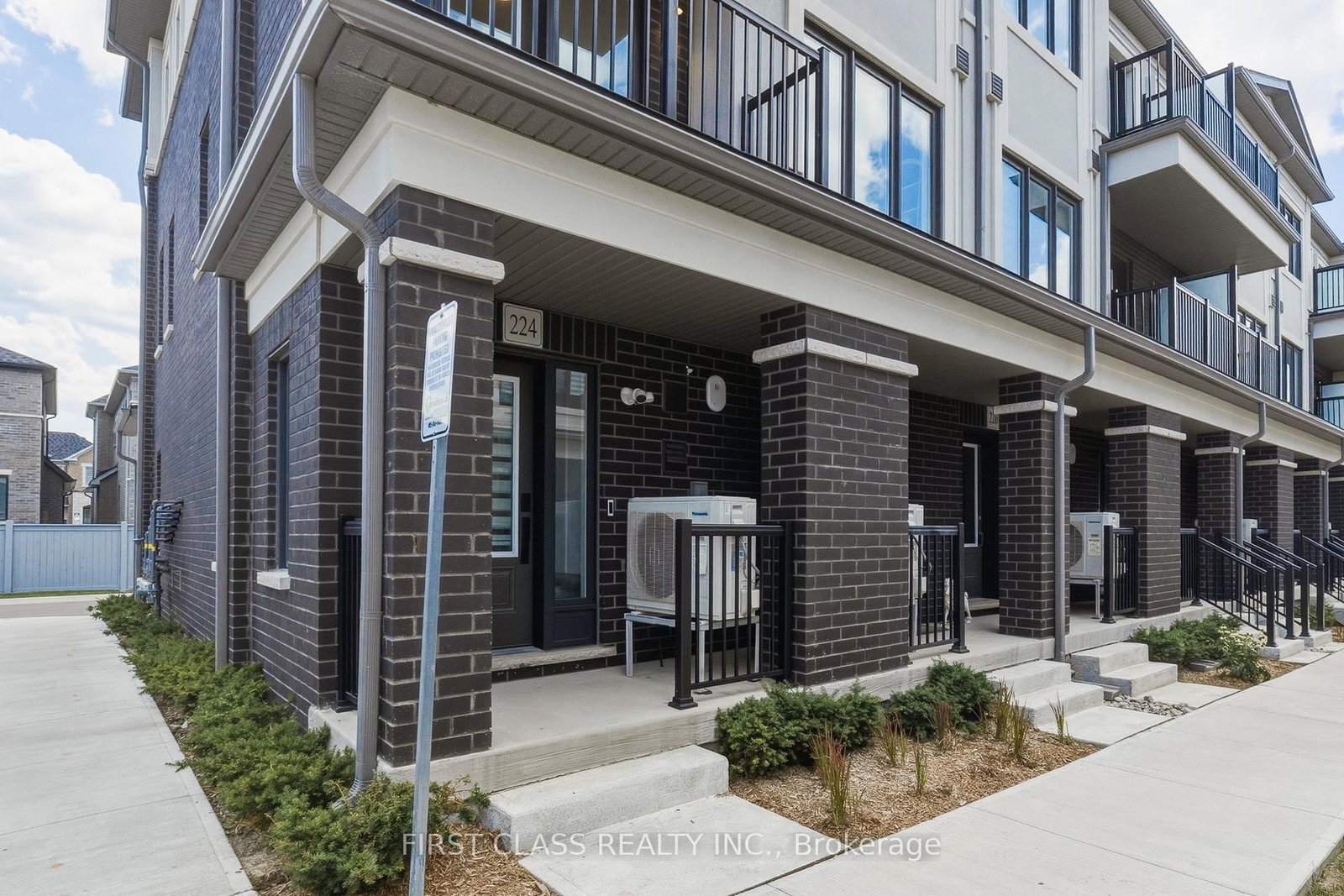 224 Matawin Lane • Richmond Hill, ON photo 3