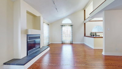15 Bond Crescent • Richmond Hill, ON photo 5