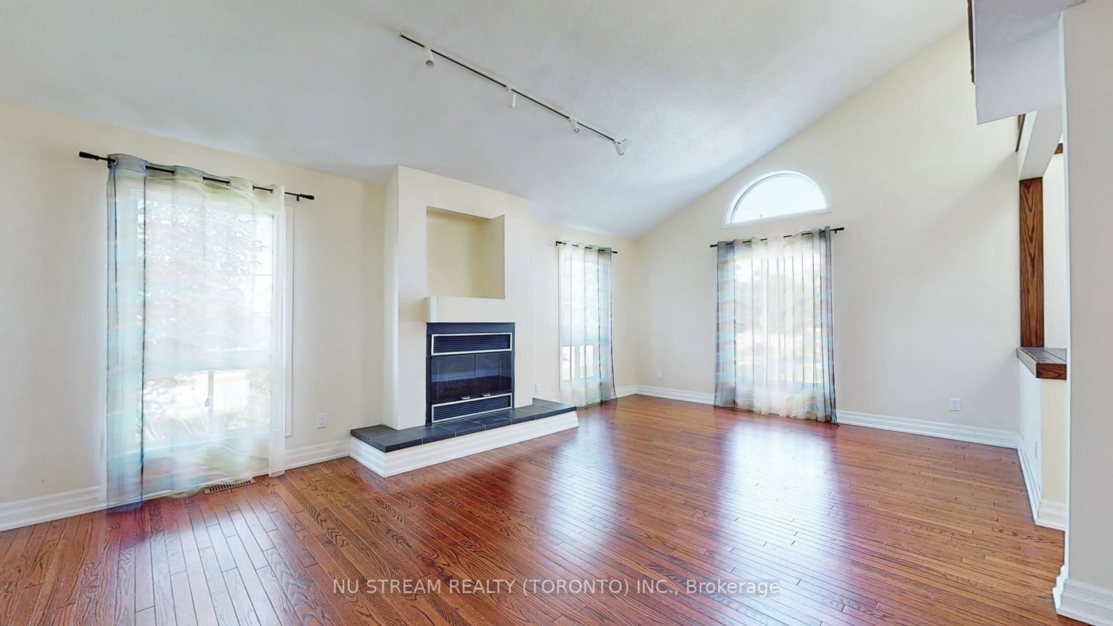 15 Bond Crescent • Richmond Hill, ON photo 8