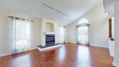 15 Bond Crescent • Richmond Hill, ON photo 8