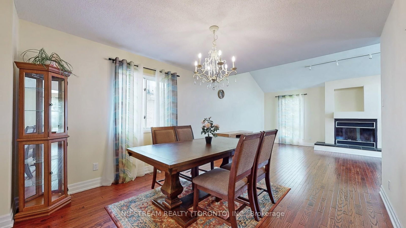 15 Bond Crescent • Richmond Hill, ON photo 9