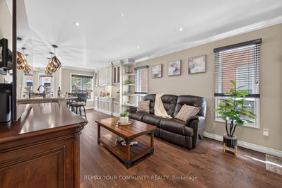 126 Woodroof Crescent • Aurora, ON photo 9