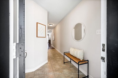 195 Richard Underhill Avenue • Whitchurch-Stouffville, ON photo 3
