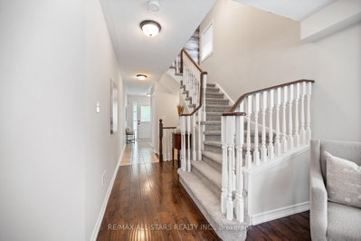 195 Richard Underhill Avenue • Whitchurch-Stouffville, ON photo 6