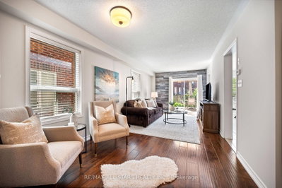 195 Richard Underhill Avenue • Whitchurch-Stouffville, ON photo 8