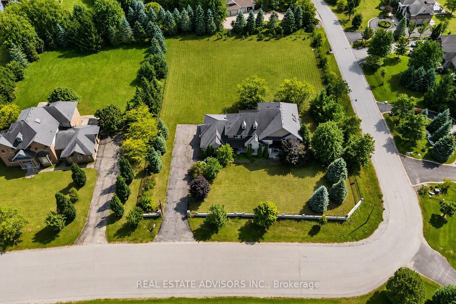 43 Grayfield Drive • Whitchurch-Stouffville, ON photo 1