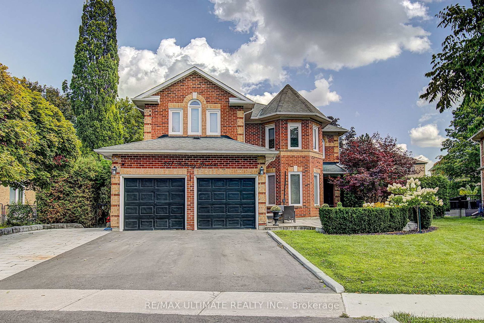 351 Fairway Gardens • Newmarket, ON photo 2