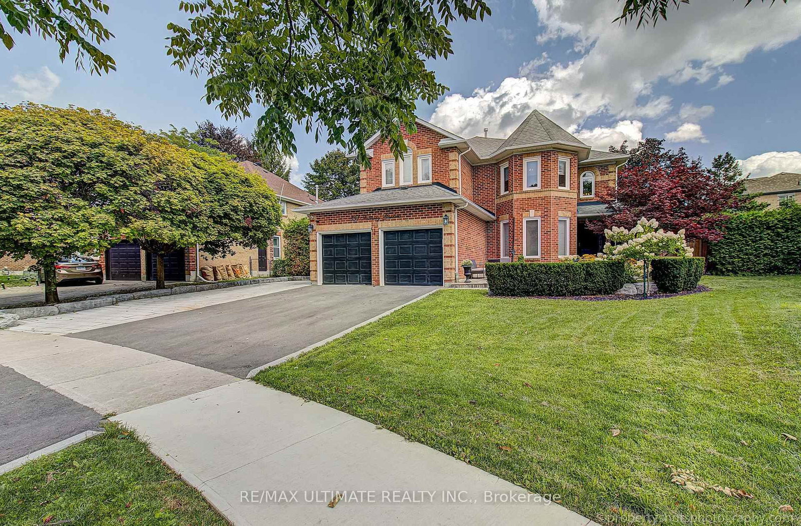 351 Fairway Gardens • Newmarket, ON photo 3