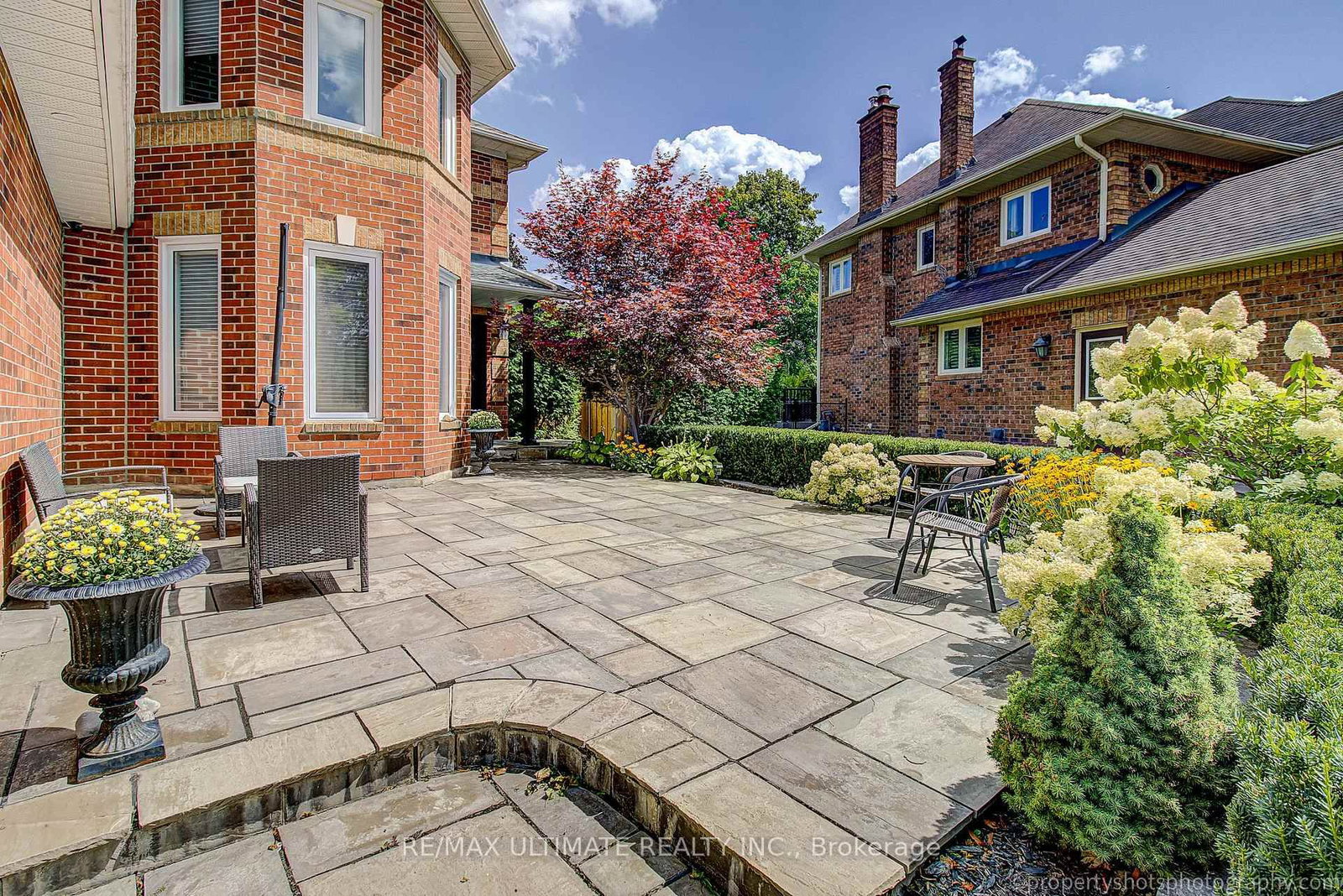 351 Fairway Gardens • Newmarket, ON photo 4