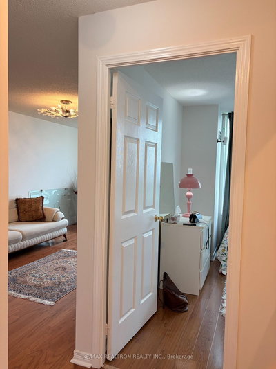 23 Oneida Crescent • #PH13 • Richmond Hill, ON photo 9