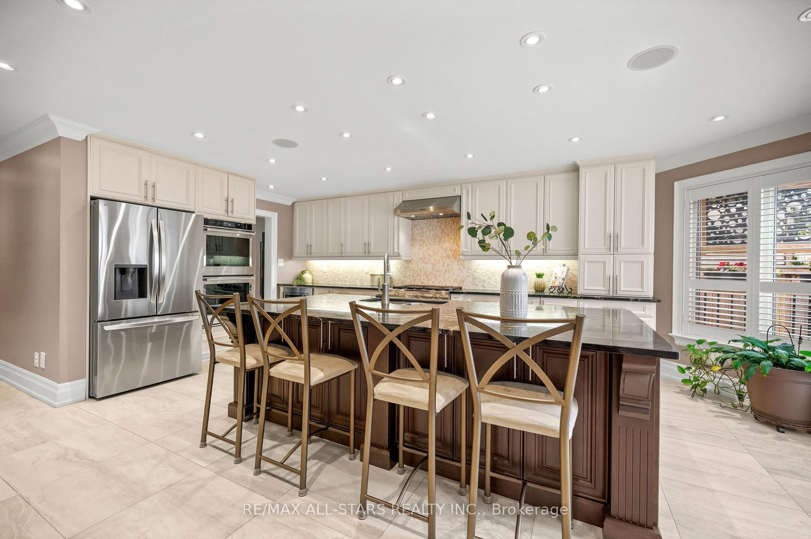 139 Rhodes Circle • Newmarket, ON photo 8
