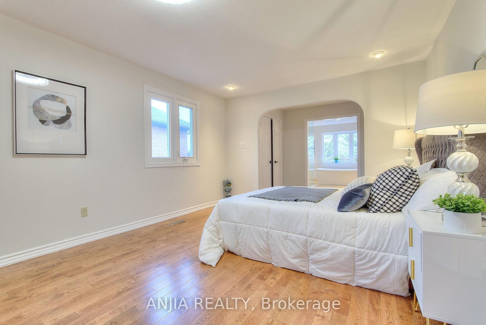 22 Chiltern Hill • Richmond Hill, ON photo 12