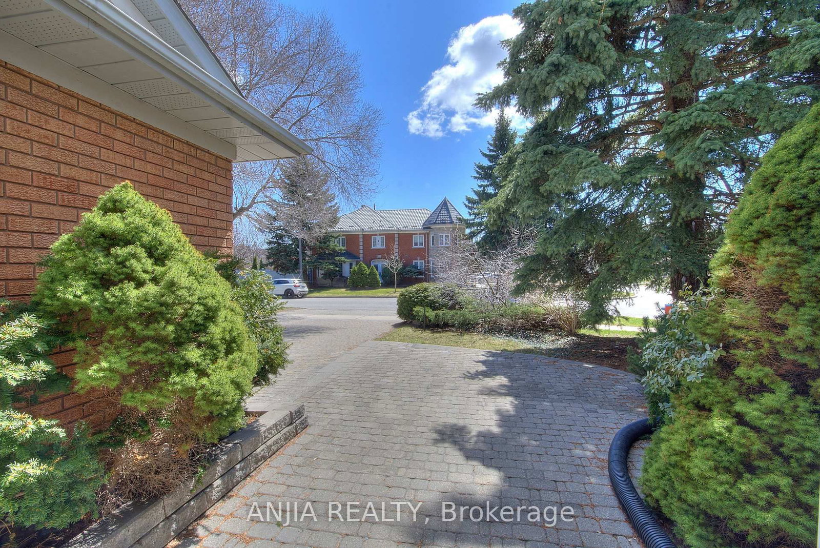 22 Chiltern Hill • Richmond Hill, ON photo 20