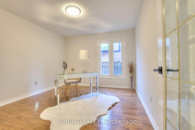 22 Chiltern Hill • Richmond Hill, ON photo 4