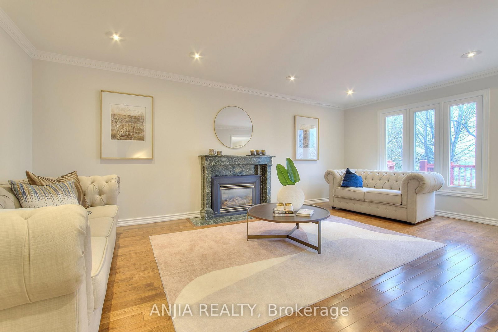 22 Chiltern Hill • Richmond Hill, ON photo 5