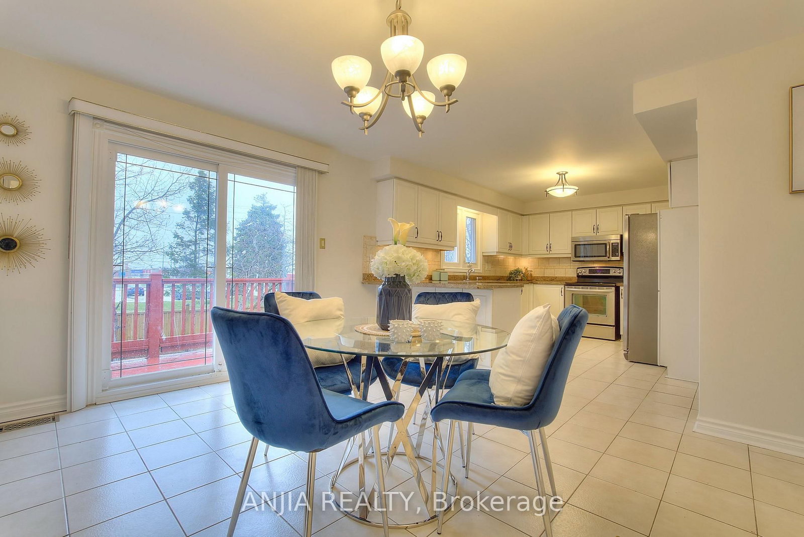 22 Chiltern Hill • Richmond Hill, ON photo 6