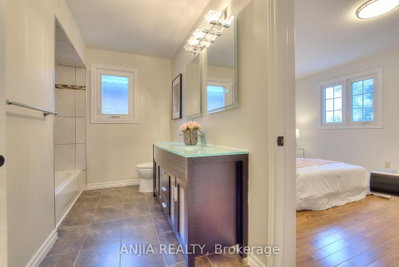 22 Chiltern Hill • Richmond Hill, ON photo 8