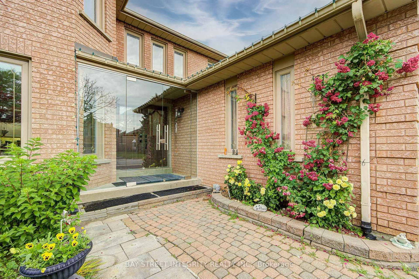 753 College Manor Drive • Newmarket, ON photo 2