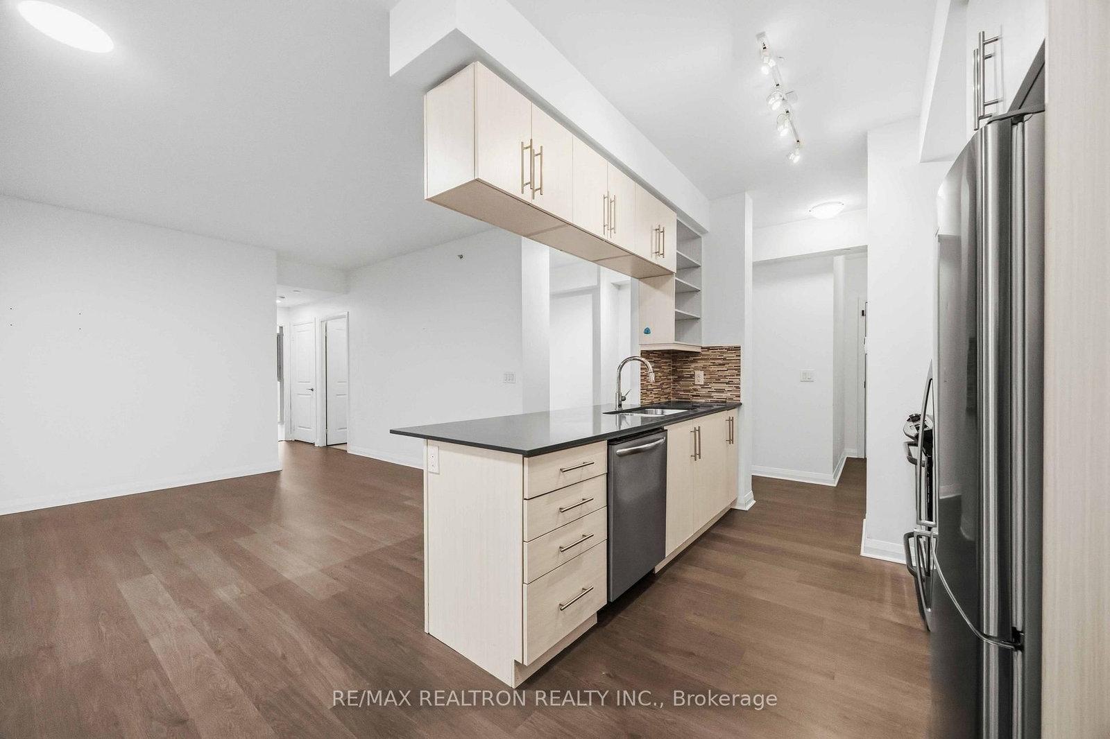 55 Oneida Crescent • #1904 • Richmond Hill, ON photo 12