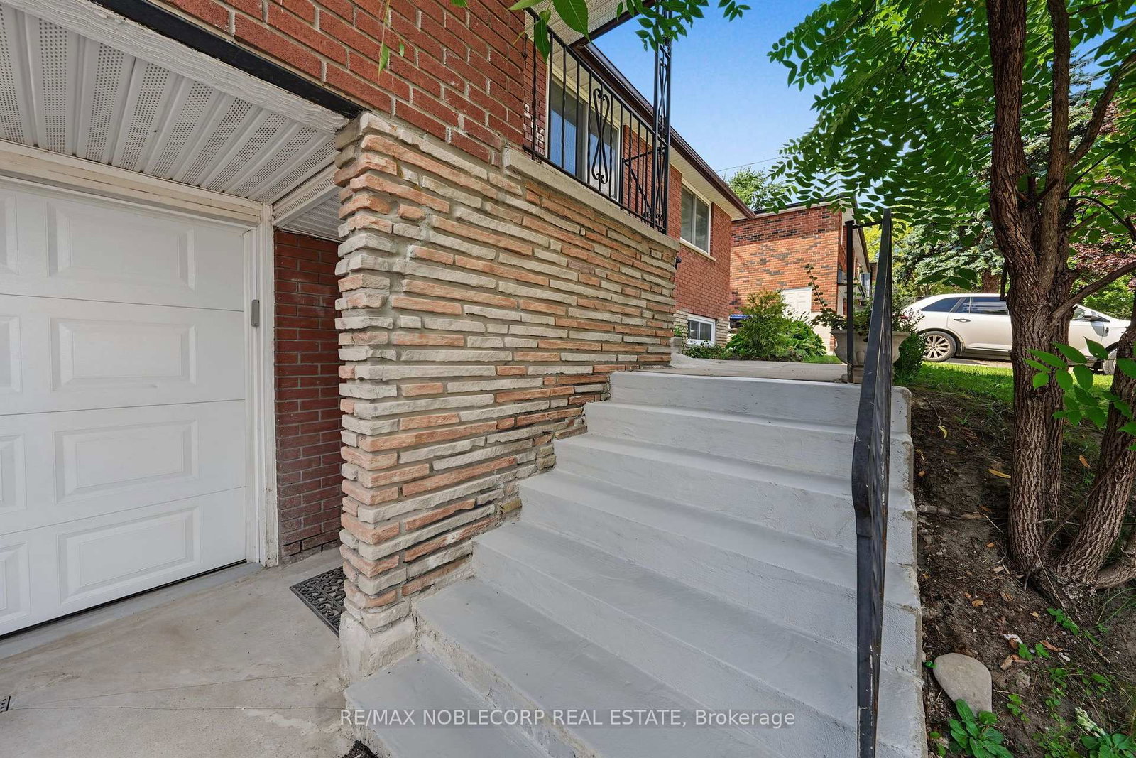 166 Collings Avenue • Bradford West Gwillimbury, ON photo 4