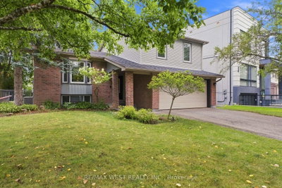 20 Sanderson Crescent • Richmond Hill, ON photo 3
