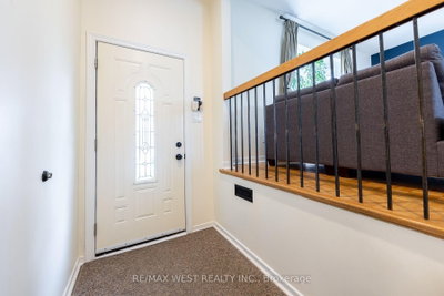 20 Sanderson Crescent • Richmond Hill, ON photo 4