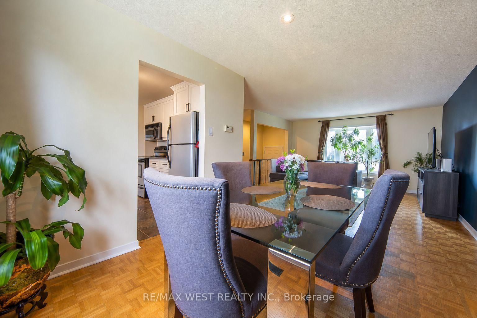 20 Sanderson Crescent • Richmond Hill, ON photo 9